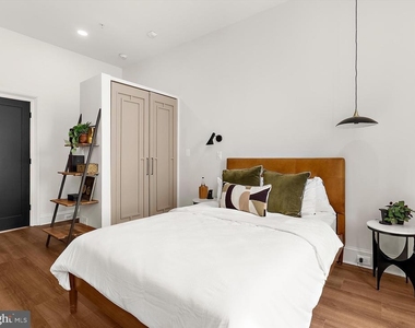 2220 Charles Street N - Photo Thumbnail 4