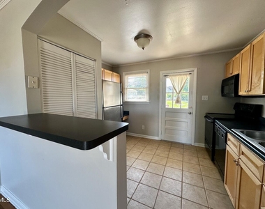 2333 Bernard Street - Photo Thumbnail 5