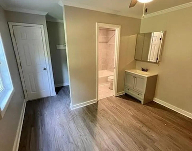 909 E Davie Street - Photo Thumbnail 2