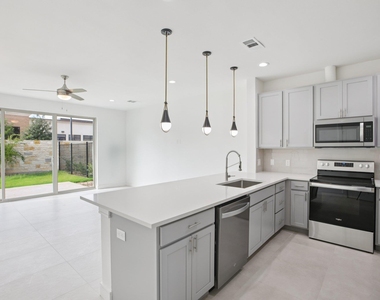 302 Tesla Circle Cir - Photo Thumbnail 11