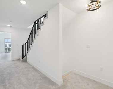 302 Tesla Circle Cir - Photo Thumbnail 18