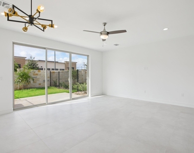 302 Tesla Circle Cir - Photo Thumbnail 9