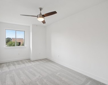 302 Tesla Circle Cir - Photo Thumbnail 25