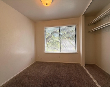 900 W Village Ln - Photo Thumbnail 12