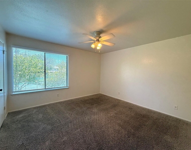 900 W Village Ln - Photo Thumbnail 9