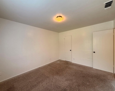 900 W Village Ln - Photo Thumbnail 16