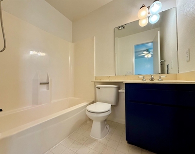 900 W Village Ln - Photo Thumbnail 11