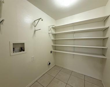 900 W Village Ln - Photo Thumbnail 6