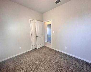137 Rustic Glen Dr - Photo Thumbnail 14