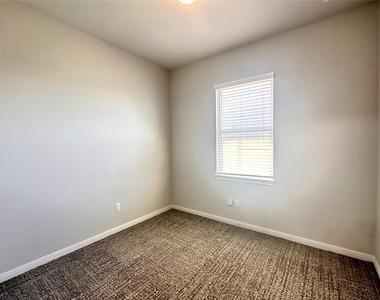 137 Rustic Glen Dr - Photo Thumbnail 13