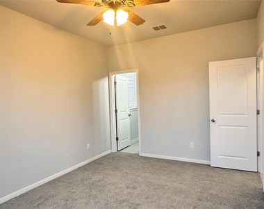 137 Rustic Glen Dr - Photo Thumbnail 11
