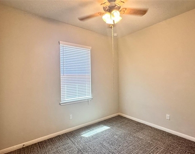 137 Rustic Glen Dr - Photo Thumbnail 16