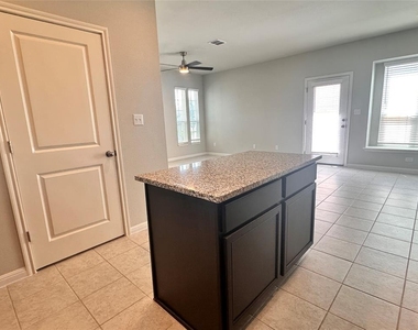 137 Rustic Glen Dr - Photo Thumbnail 6
