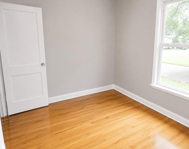 907 E 56th St - Photo Thumbnail 11