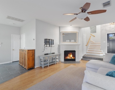 1011 Brodie St - Photo Thumbnail 5