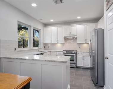 1011 Brodie St - Photo Thumbnail 8