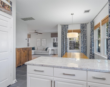 1011 Brodie St - Photo Thumbnail 11