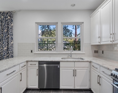 1011 Brodie St - Photo Thumbnail 9
