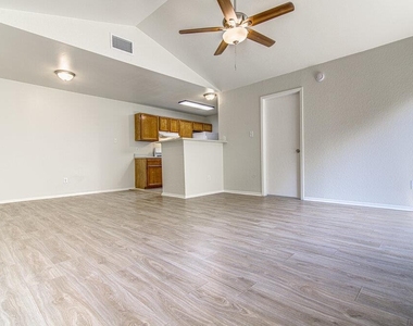 8202 West Gate Blvd - Photo Thumbnail 4