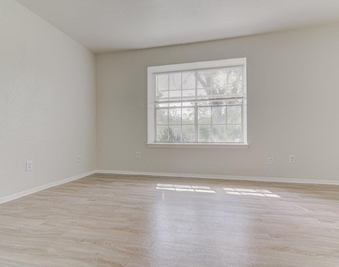 8202 West Gate Blvd - Photo Thumbnail 11