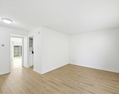 2319 Greenfield Pkwy - Photo Thumbnail 6
