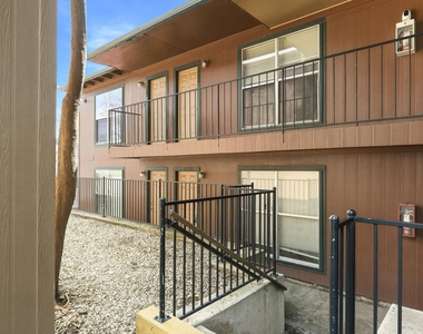 2319 Greenfield Pkwy - Photo Thumbnail 2