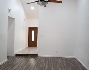 703 Meadow Creek Dr - Photo Thumbnail 12