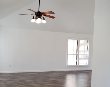 703 Meadow Creek Dr - Photo Thumbnail 9