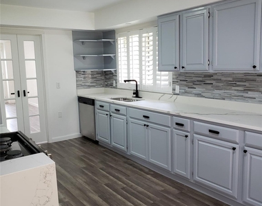 703 Meadow Creek Dr - Photo Thumbnail 7