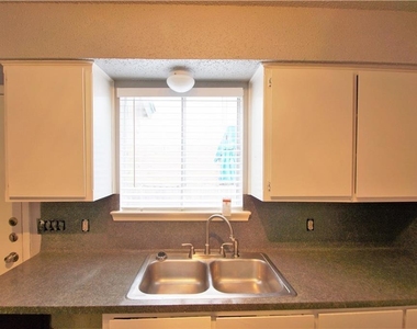 1320 Southport Dr - Photo Thumbnail 5