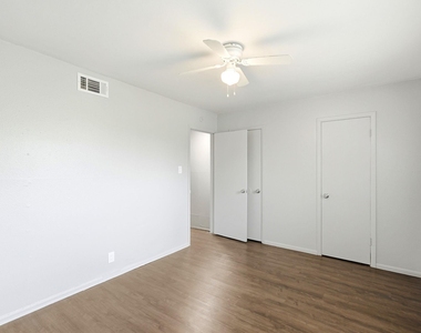 2319 Greenfield Pkwy - Photo Thumbnail 13
