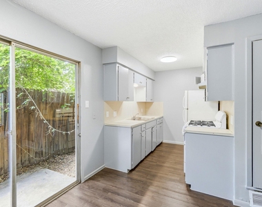 2319 Greenfield Pkwy - Photo Thumbnail 8