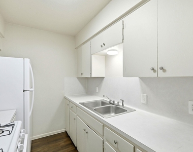 2319 Greenfield Pkwy - Photo Thumbnail 8