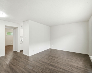 2319 Greenfield Pkwy - Photo Thumbnail 4