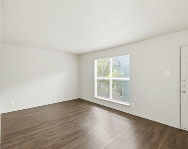 2319 Greenfield Pkwy - Photo Thumbnail 3