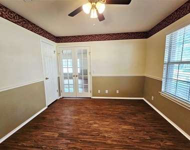 8102 Lerwick Ln - Photo Thumbnail 4
