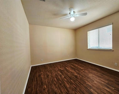 8102 Lerwick Ln - Photo Thumbnail 15