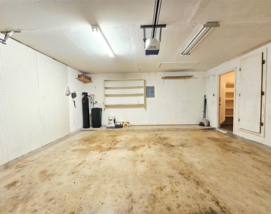 8102 Lerwick Ln - Photo Thumbnail 27