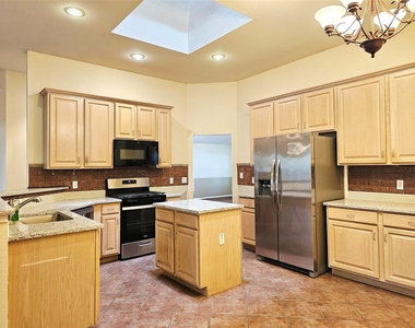 8102 Lerwick Ln - Photo Thumbnail 7