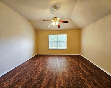 8102 Lerwick Ln - Photo Thumbnail 21