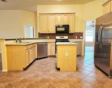 8102 Lerwick Ln - Photo Thumbnail 8