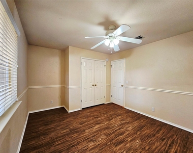 8102 Lerwick Ln - Photo Thumbnail 18