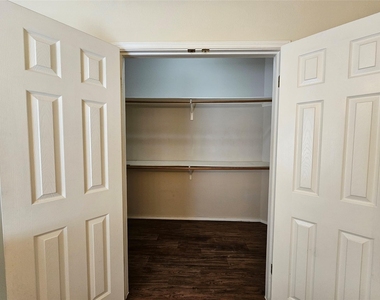 8102 Lerwick Ln - Photo Thumbnail 23