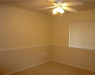 8102 Lerwick Ln - Photo Thumbnail 10
