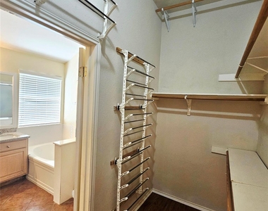 8102 Lerwick Ln - Photo Thumbnail 24