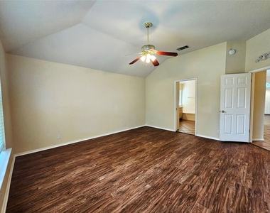8102 Lerwick Ln - Photo Thumbnail 20