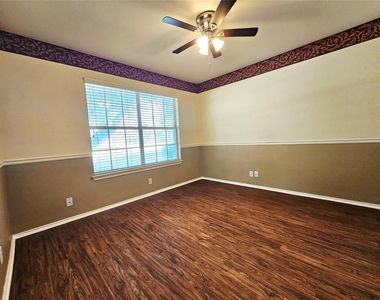 8102 Lerwick Ln - Photo Thumbnail 5