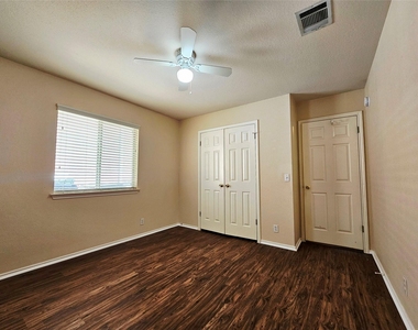 8102 Lerwick Ln - Photo Thumbnail 14
