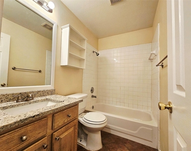 8102 Lerwick Ln - Photo Thumbnail 16