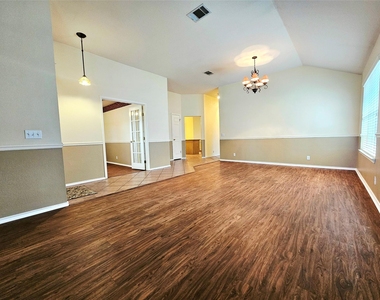 8102 Lerwick Ln - Photo Thumbnail 3